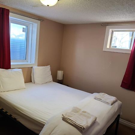 Cozy Home With Comfortable Beds And Fully Equipped Kitchen 15 Mins Drive From Airport, Downtown, Sait And U Of C And 80 Min Drive To Banff YYC Buitenkant foto