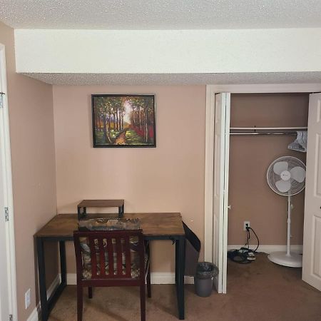 Cozy Home With Comfortable Beds And Fully Equipped Kitchen 15 Mins Drive From Airport, Downtown, Sait And U Of C And 80 Min Drive To Banff YYC Buitenkant foto