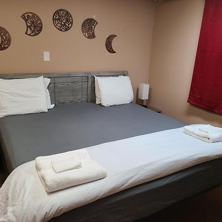 Cozy Home With Comfortable Beds And Fully Equipped Kitchen 15 Mins Drive From Airport, Downtown, Sait And U Of C And 80 Min Drive To Banff YYC Buitenkant foto