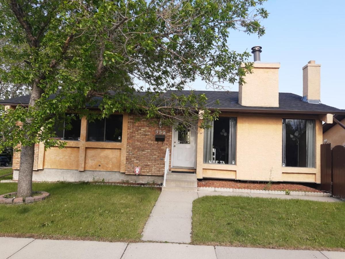 Cozy Home With Comfortable Beds And Fully Equipped Kitchen 15 Mins Drive From Airport, Downtown, Sait And U Of C And 80 Min Drive To Banff YYC Buitenkant foto