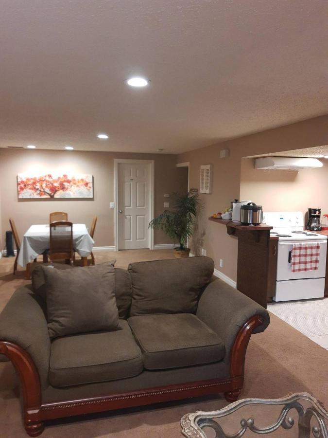 Cozy Home With Comfortable Beds And Fully Equipped Kitchen 15 Mins Drive From Airport, Downtown, Sait And U Of C And 80 Min Drive To Banff YYC Buitenkant foto