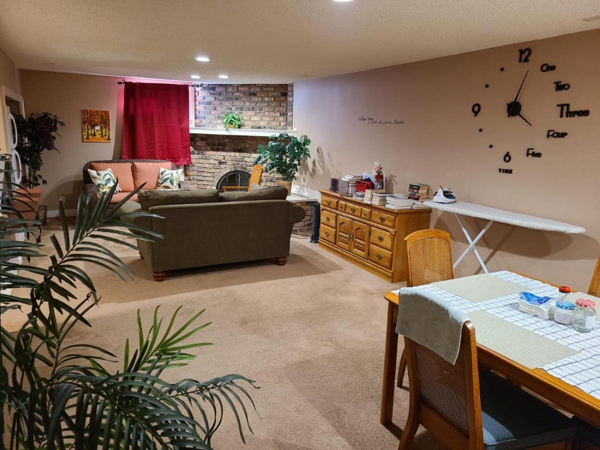 Cozy Home With Comfortable Beds And Fully Equipped Kitchen 15 Mins Drive From Airport, Downtown, Sait And U Of C And 80 Min Drive To Banff YYC Buitenkant foto