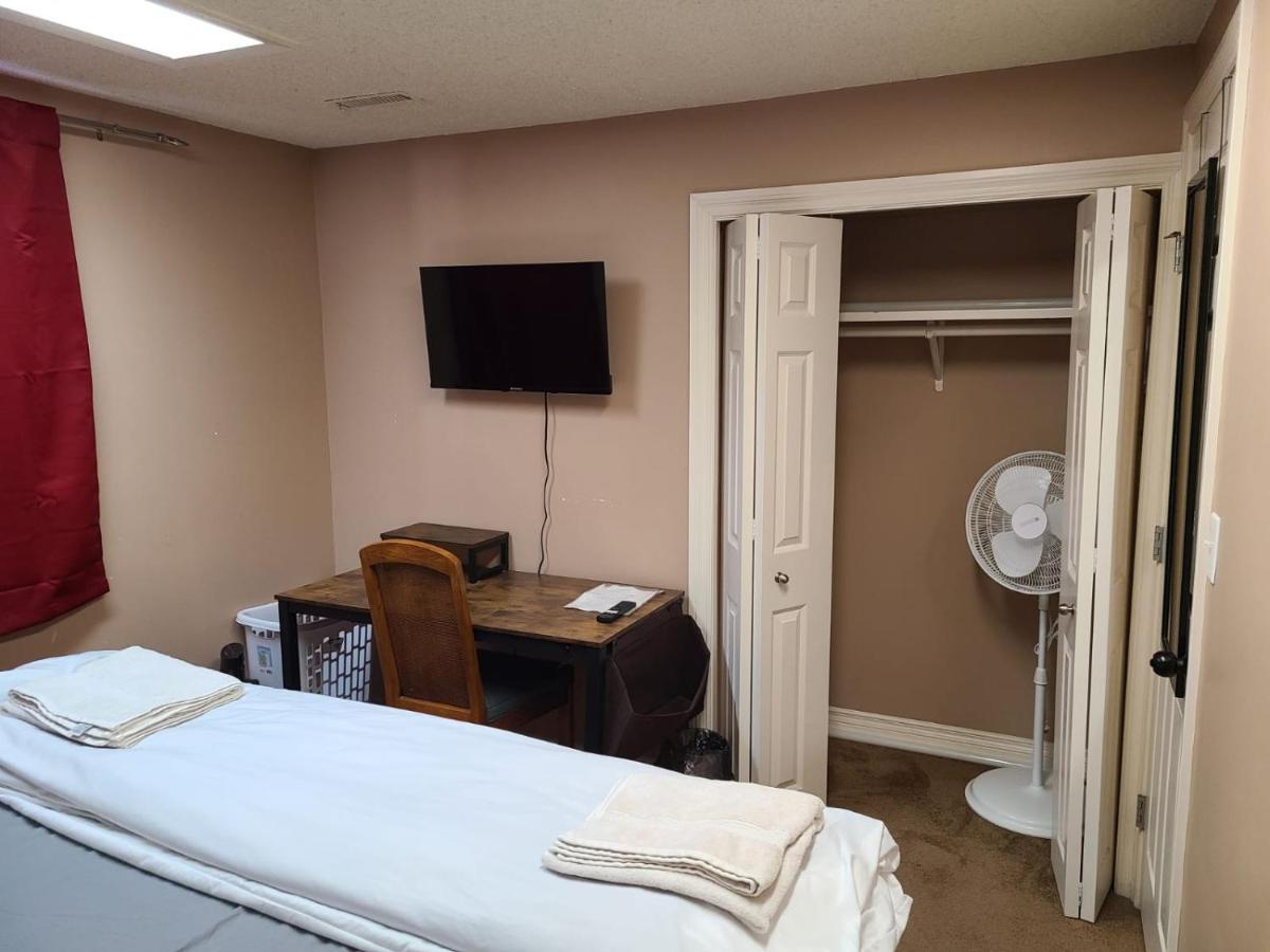 Cozy Home With Comfortable Beds And Fully Equipped Kitchen 15 Mins Drive From Airport, Downtown, Sait And U Of C And 80 Min Drive To Banff YYC Buitenkant foto
