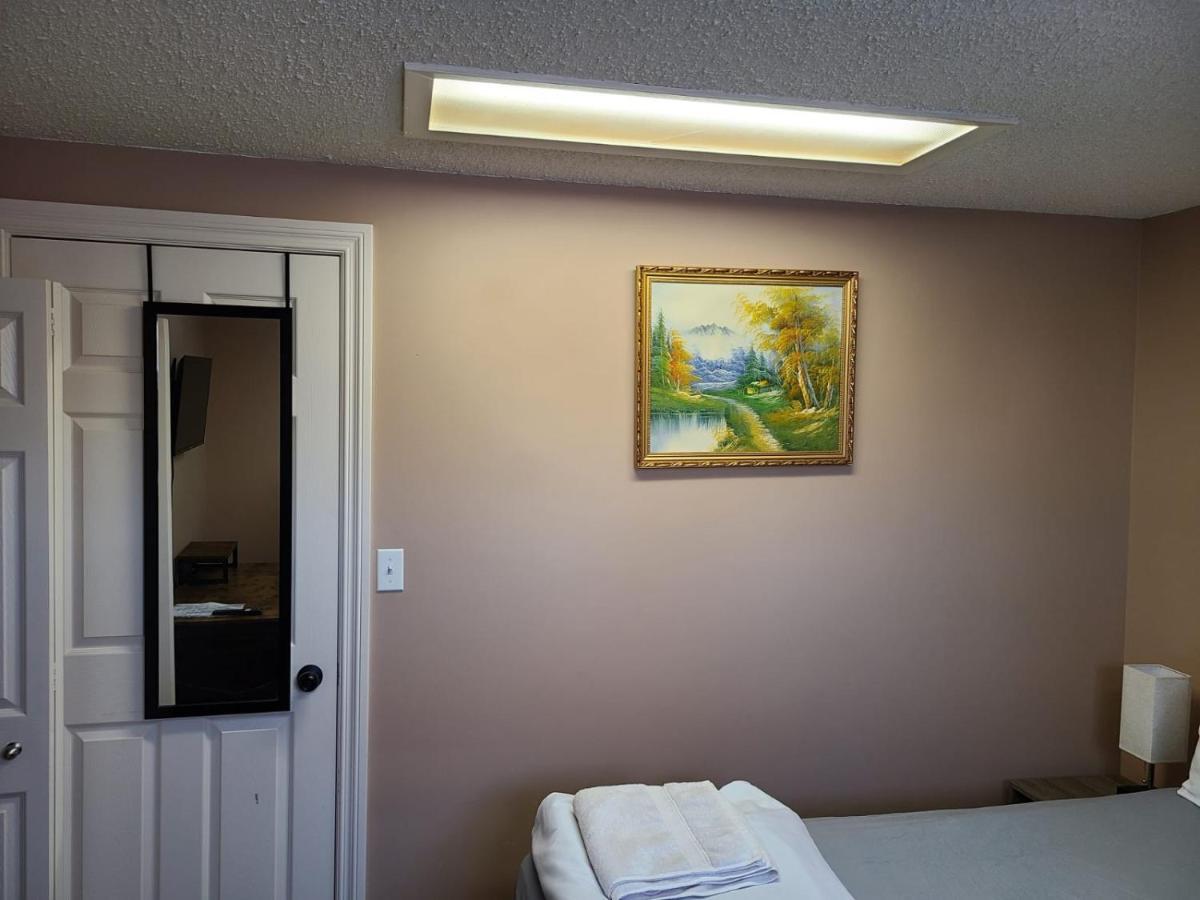 Cozy Home With Comfortable Beds And Fully Equipped Kitchen 15 Mins Drive From Airport, Downtown, Sait And U Of C And 80 Min Drive To Banff YYC Buitenkant foto