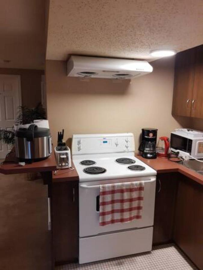 Cozy Home With Comfortable Beds And Fully Equipped Kitchen 15 Mins Drive From Airport, Downtown, Sait And U Of C And 80 Min Drive To Banff YYC Buitenkant foto
