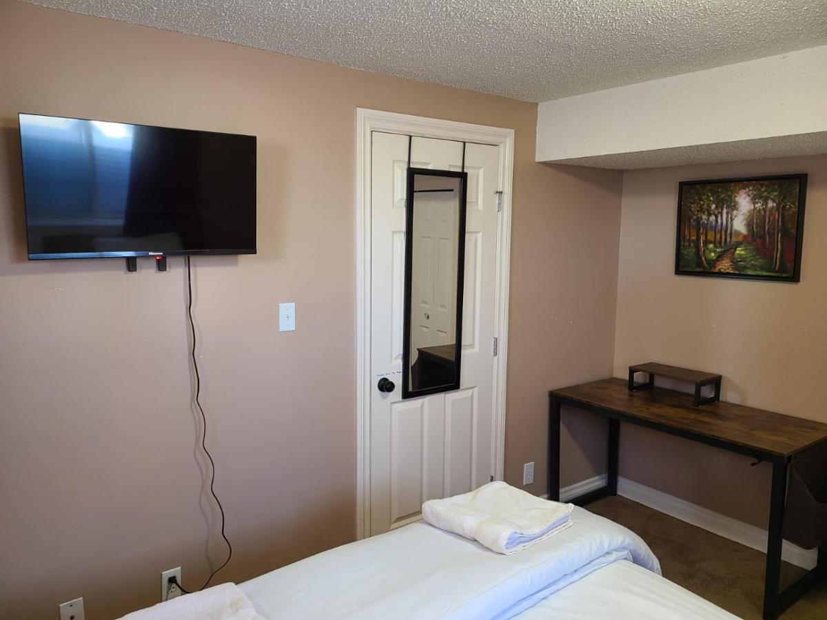 Cozy Home With Comfortable Beds And Fully Equipped Kitchen 15 Mins Drive From Airport, Downtown, Sait And U Of C And 80 Min Drive To Banff YYC Buitenkant foto