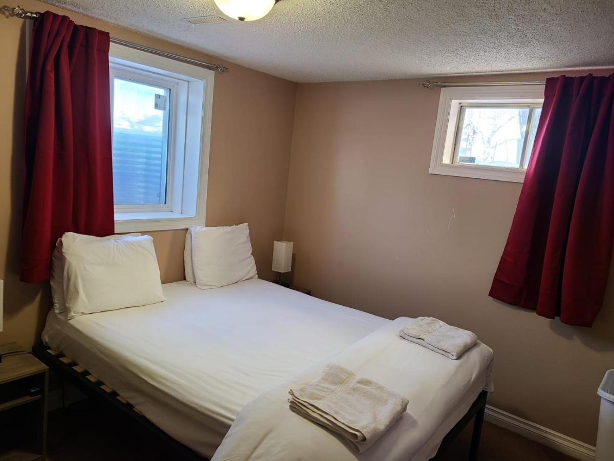 Cozy Home With Comfortable Beds And Fully Equipped Kitchen 15 Mins Drive From Airport, Downtown, Sait And U Of C And 80 Min Drive To Banff YYC Buitenkant foto