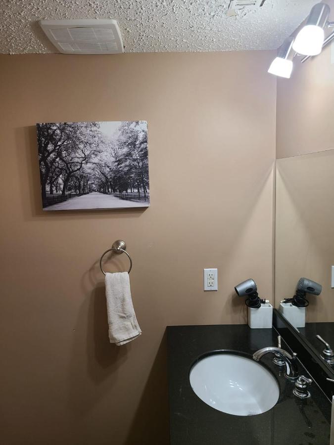 Cozy Home With Comfortable Beds And Fully Equipped Kitchen 15 Mins Drive From Airport, Downtown, Sait And U Of C And 80 Min Drive To Banff YYC Buitenkant foto