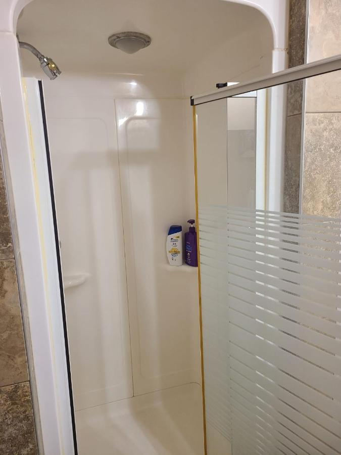 Cozy Home With Comfortable Beds And Fully Equipped Kitchen 15 Mins Drive From Airport, Downtown, Sait And U Of C And 80 Min Drive To Banff YYC Buitenkant foto