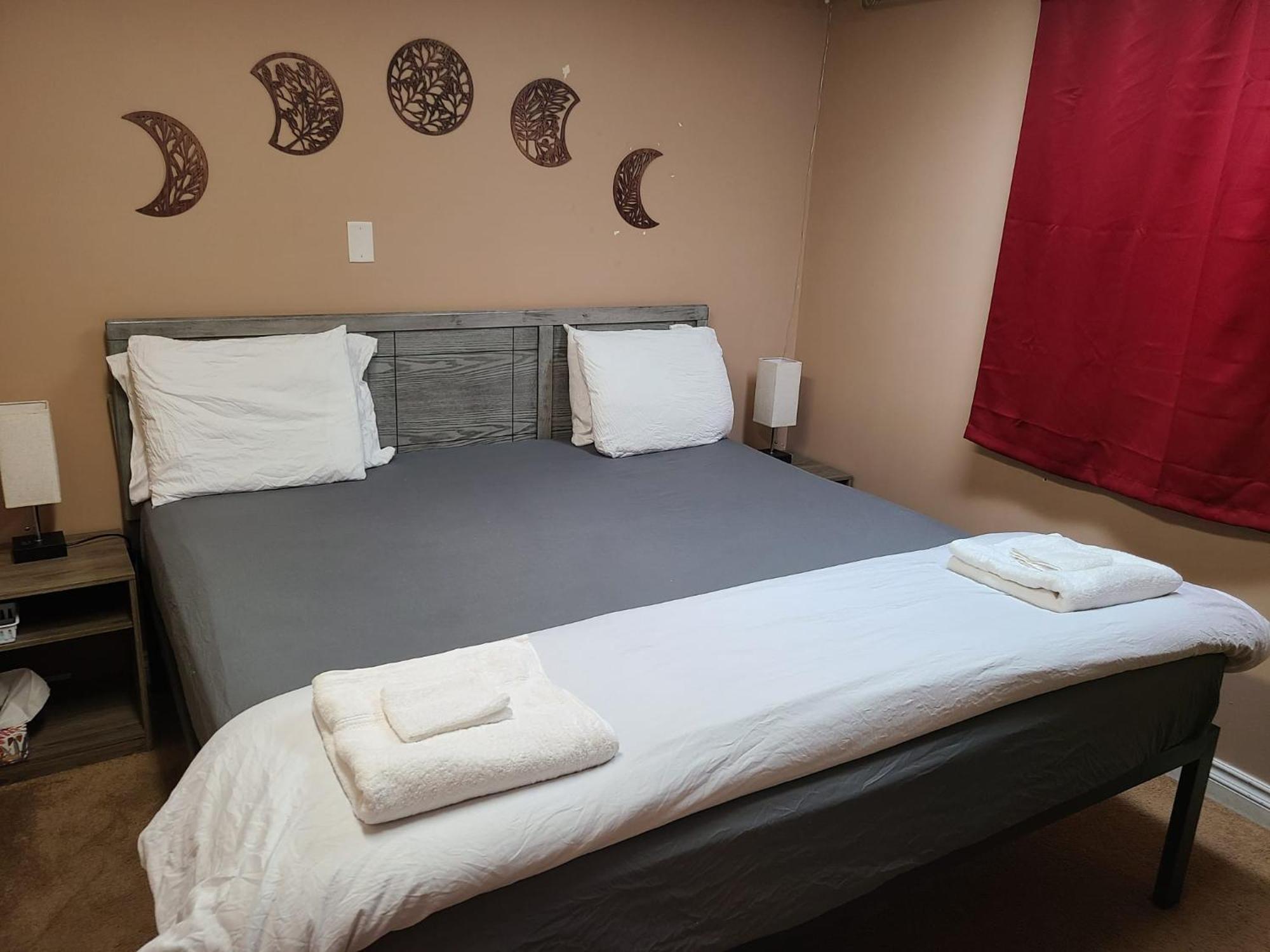 Cozy Home With Comfortable Beds And Fully Equipped Kitchen 15 Mins Drive From Airport, Downtown, Sait And U Of C And 80 Min Drive To Banff YYC Buitenkant foto
